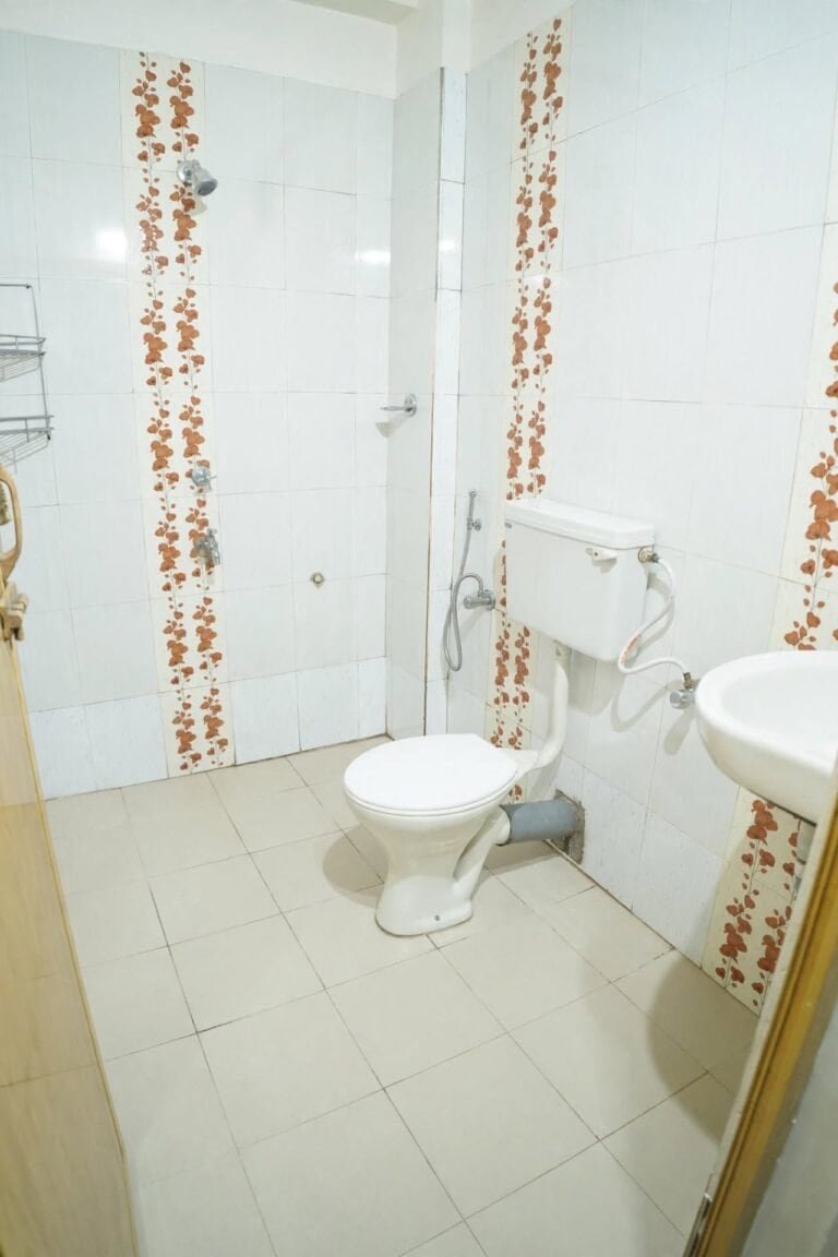 bright_clean_bathroom
